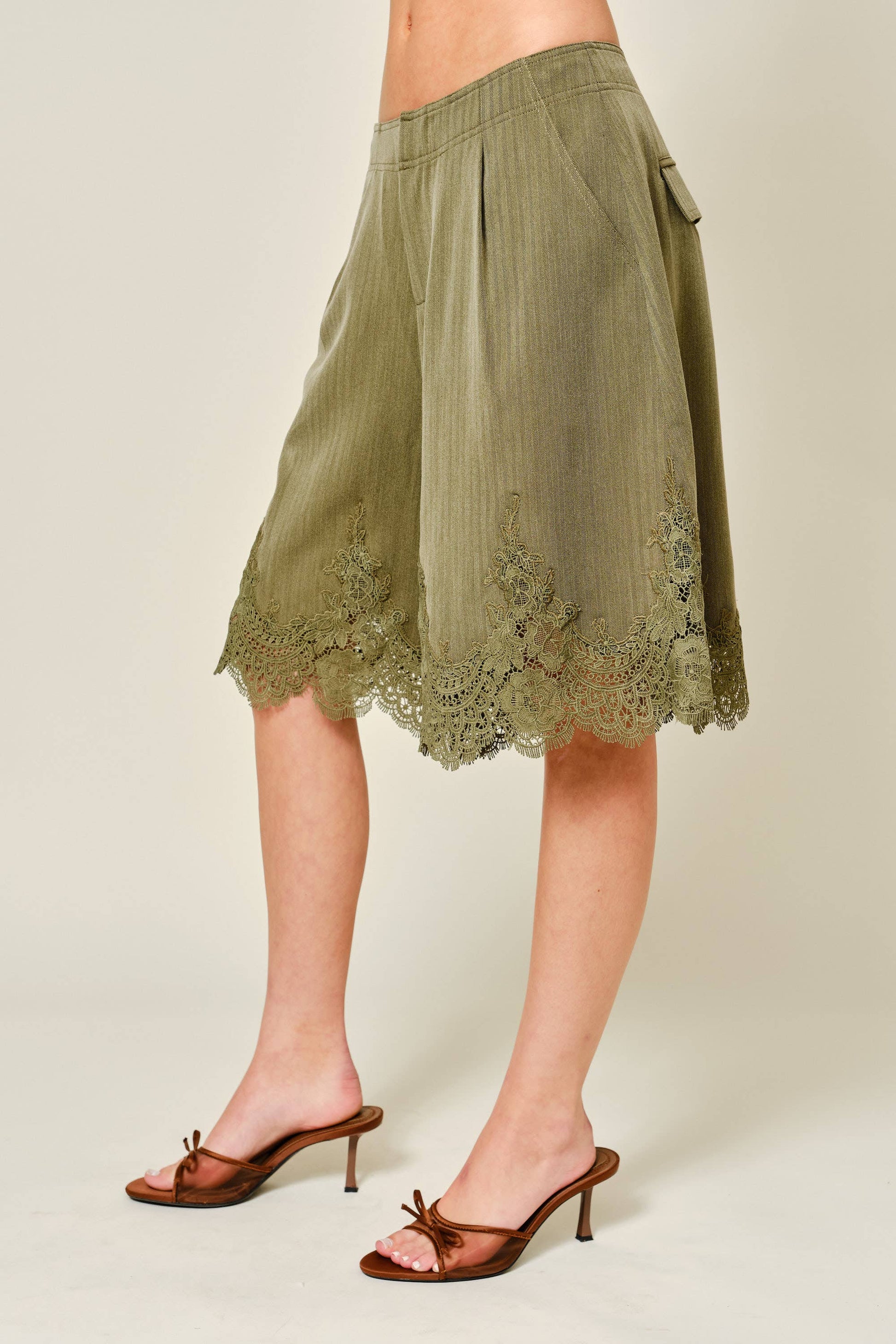 LACE HEMMING DETAIL CLASSIC LONG SHORTS