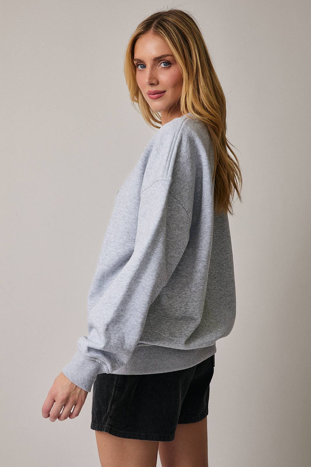 ROUND NECK LONG SLEEVE GRAPHIC FLEECE SWEATSHIRT