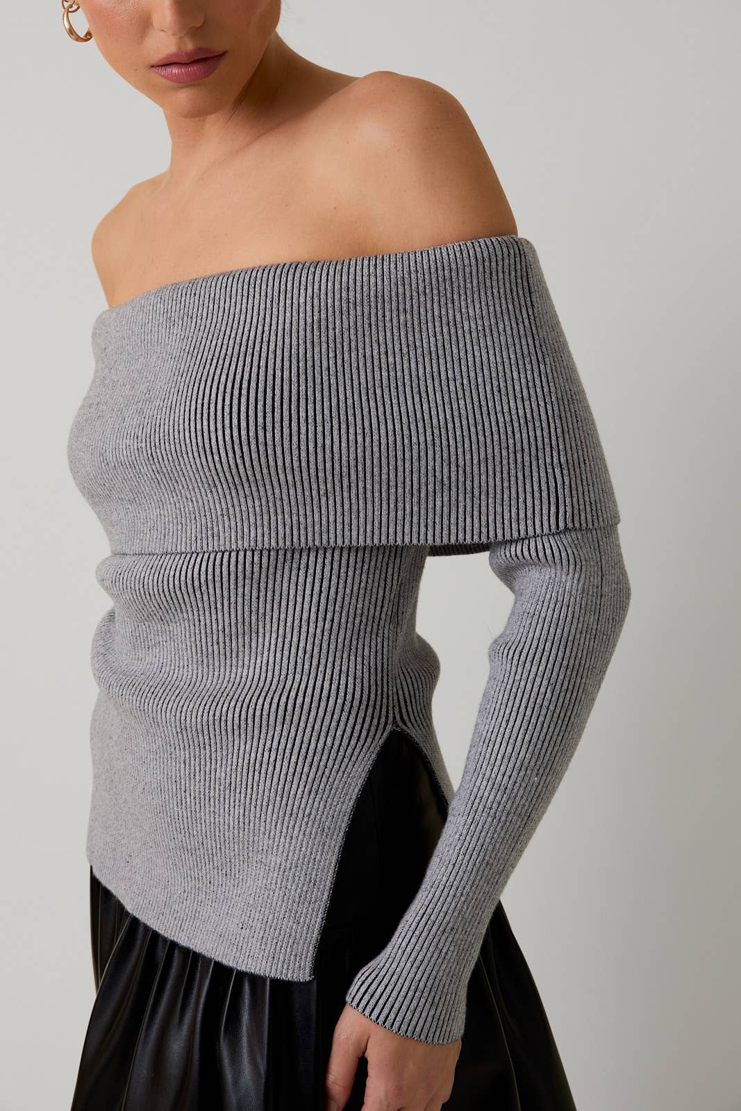 OFF SHOULDER LONG SLEEVE RIBBED TOP