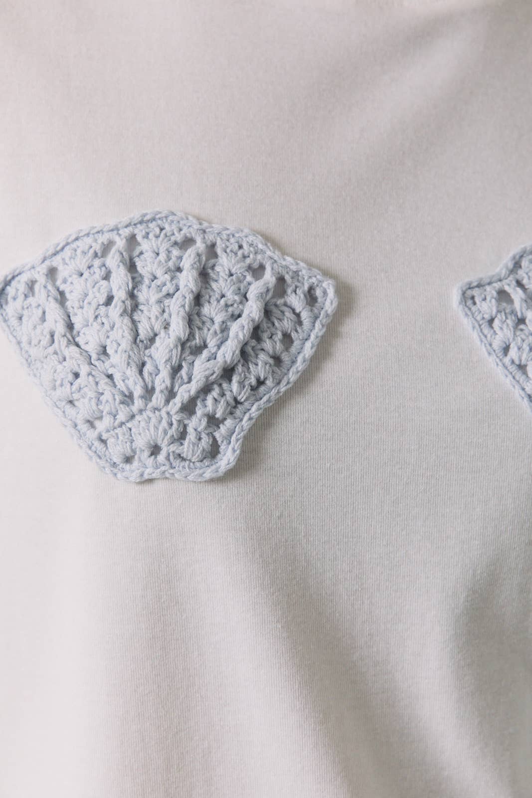 ROUND NECK HALF SLEEVE SHELL CROCHET PATCHED T-SHIRT