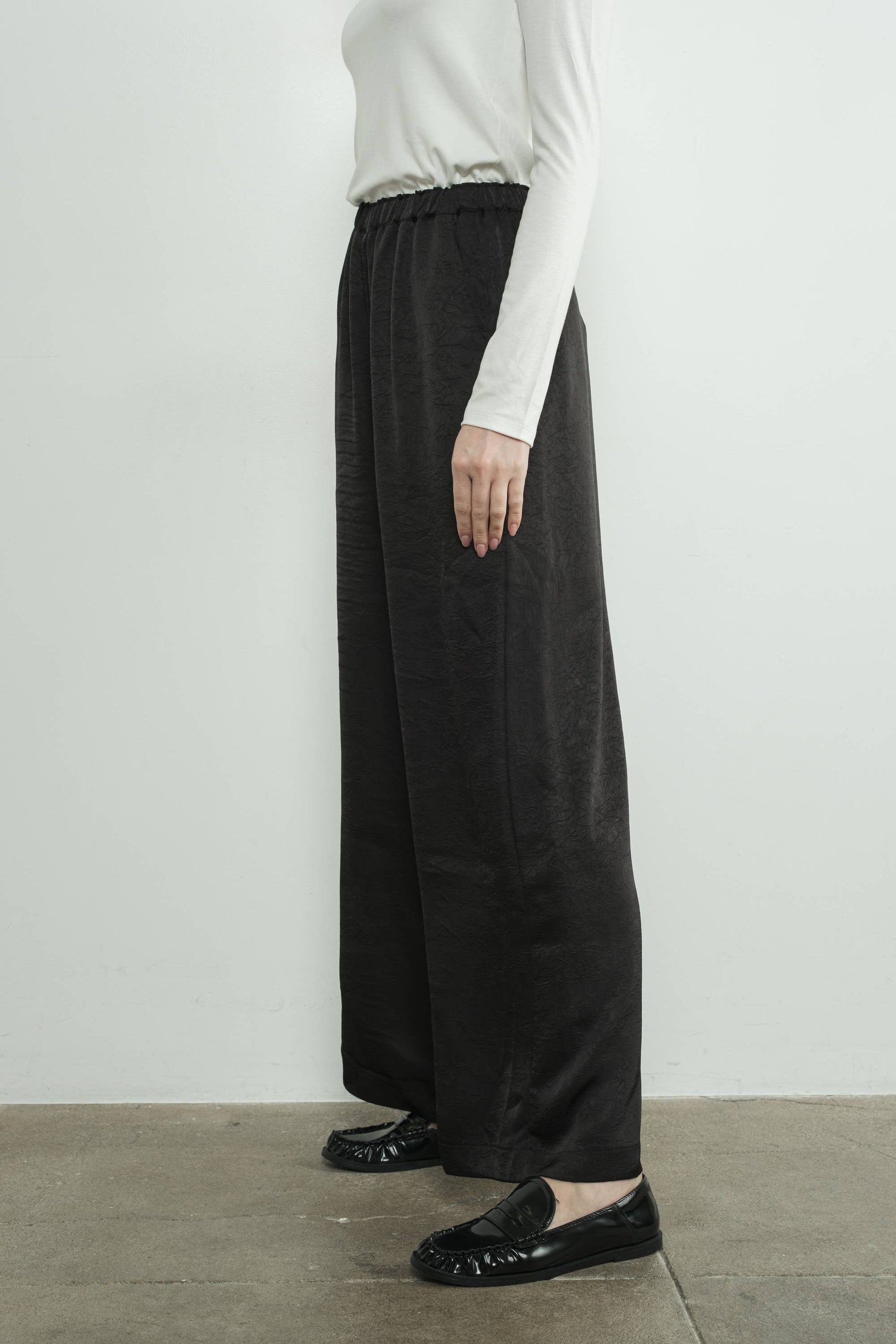 CRINKLE SATIN RELAXED PANTS