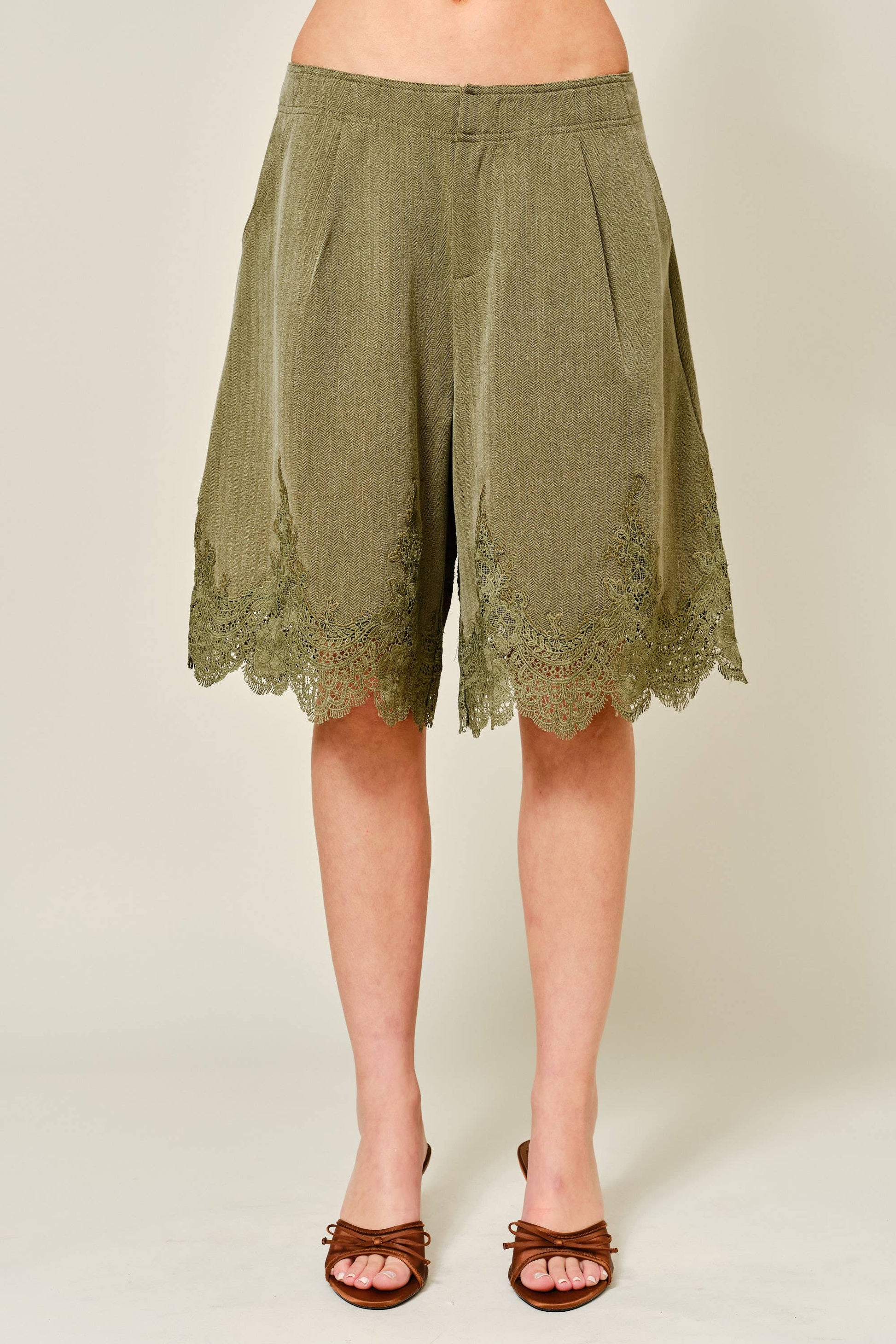 LACE HEMMING DETAIL CLASSIC LONG SHORTS