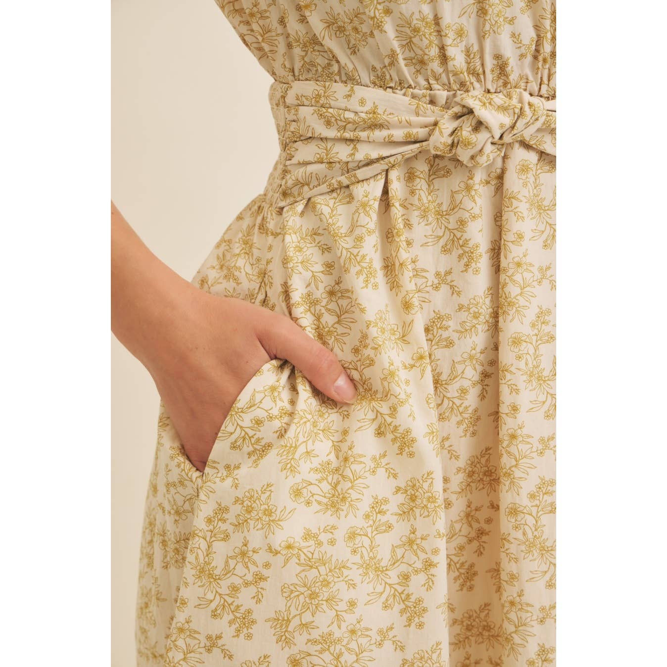 BOAT NECK PLEATED SLEEVELESS FLORAL MIDI DRESS