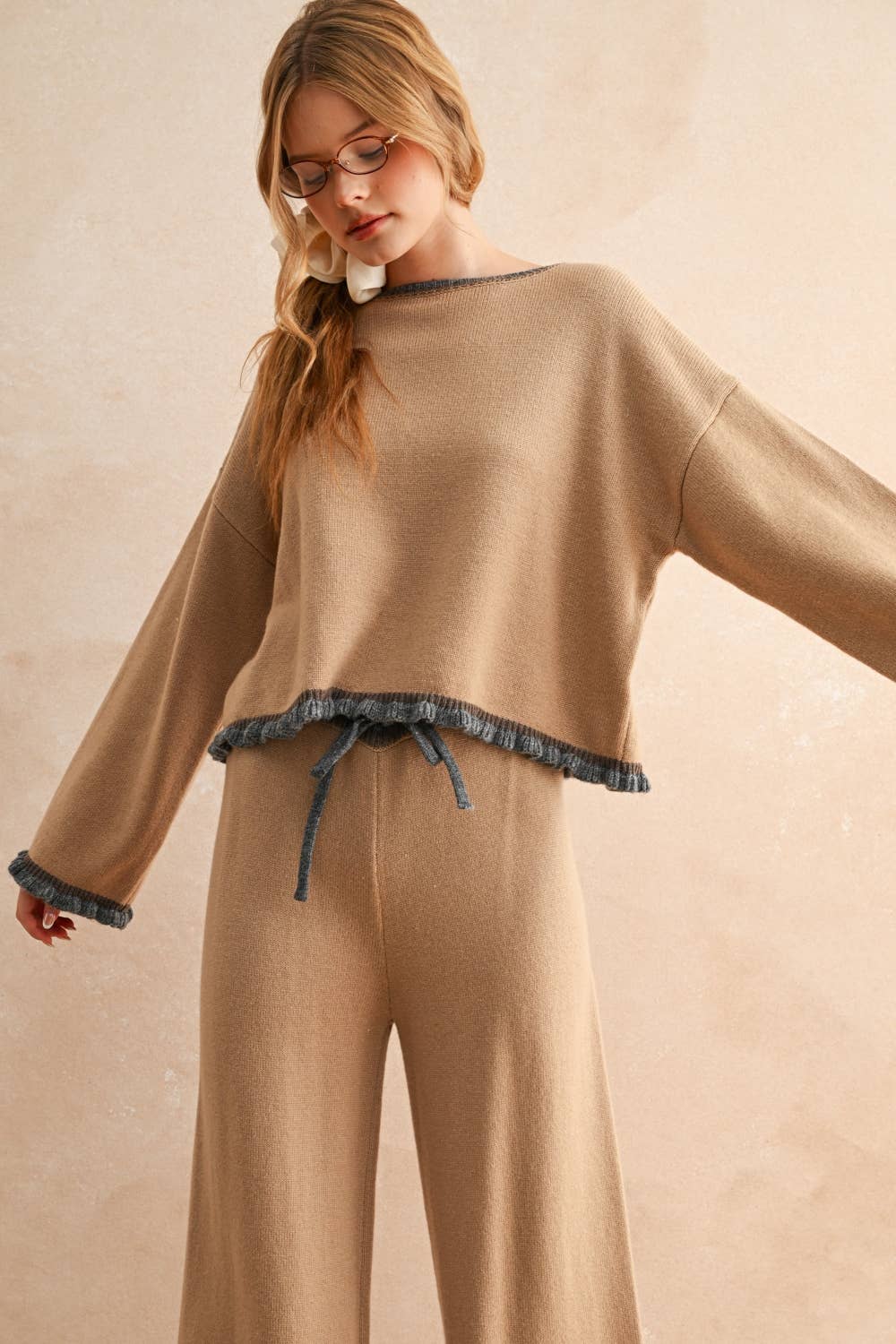 RUFFLED HEM DETAIL KNITTED TOP