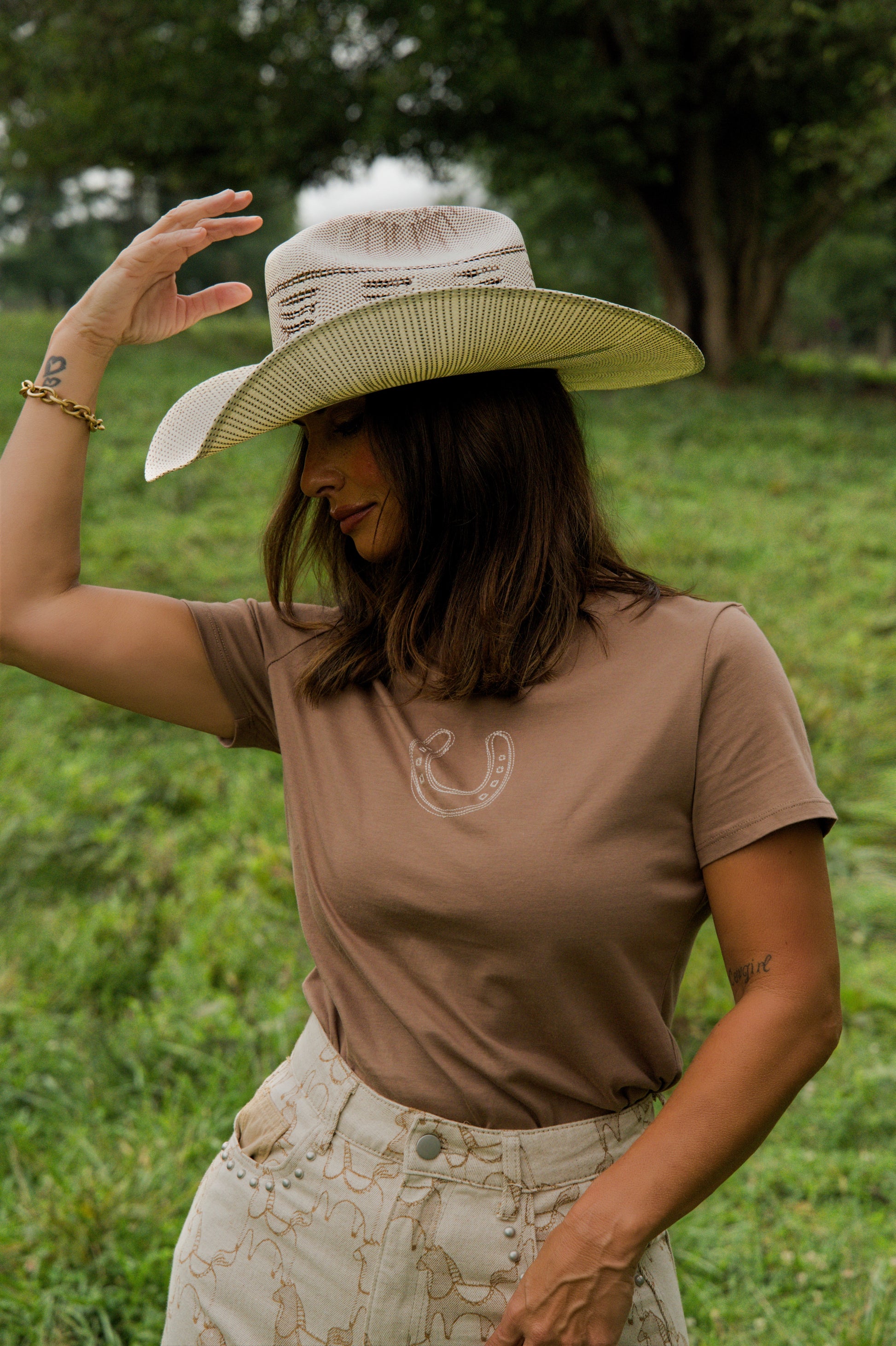 HORSESHOE WESTERN GRAPHIC CREW NECK TEE