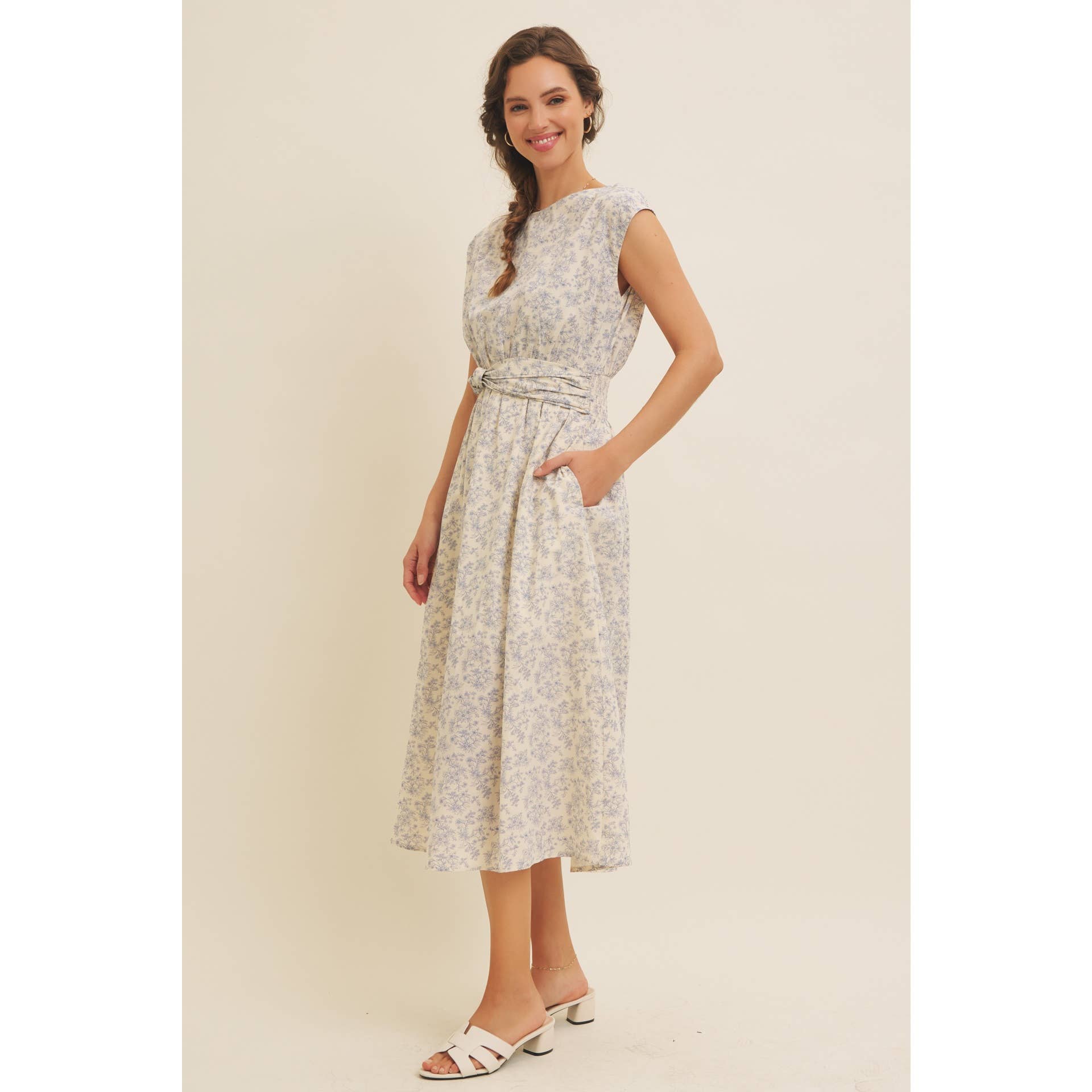 BOAT NECK PLEATED SLEEVELESS FLORAL MIDI DRESS