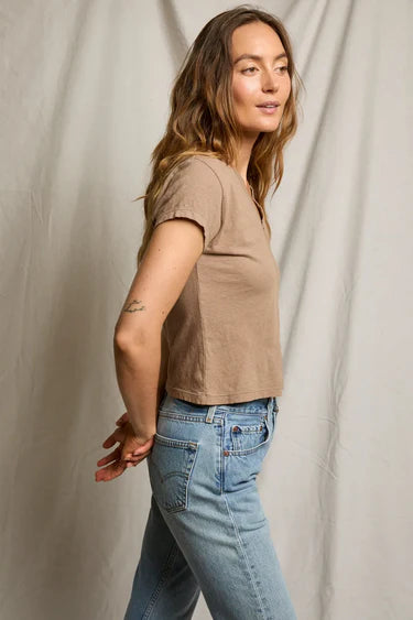 ALANIS recycled cotton v neck tee