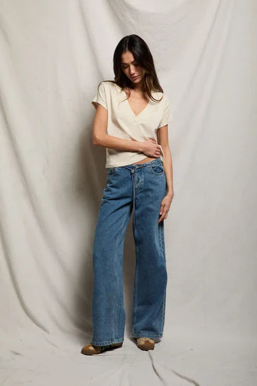 ALANIS recycled cotton v neck tee