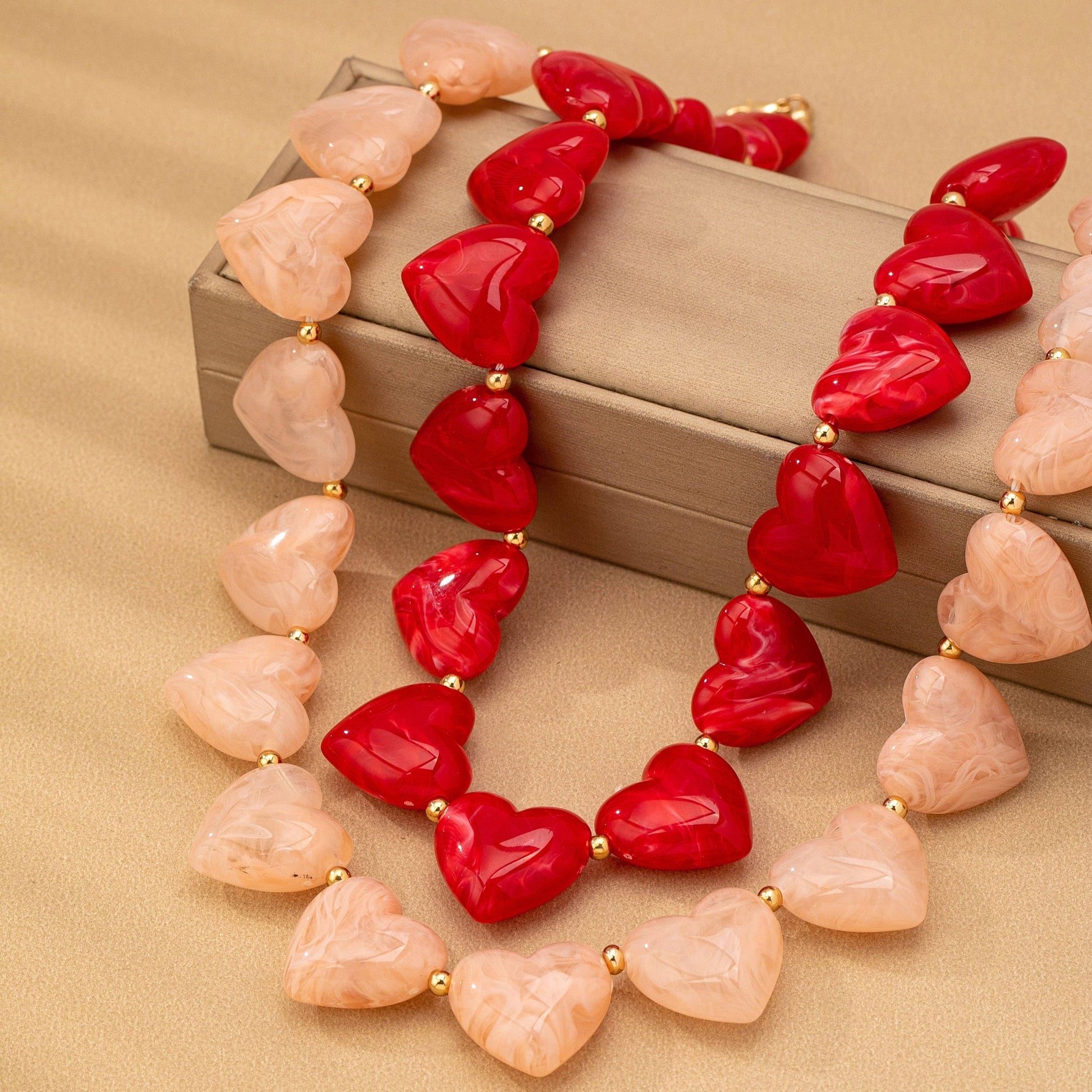 LARGE HEART SHAPE BEADED NECKLACE | 80N92654