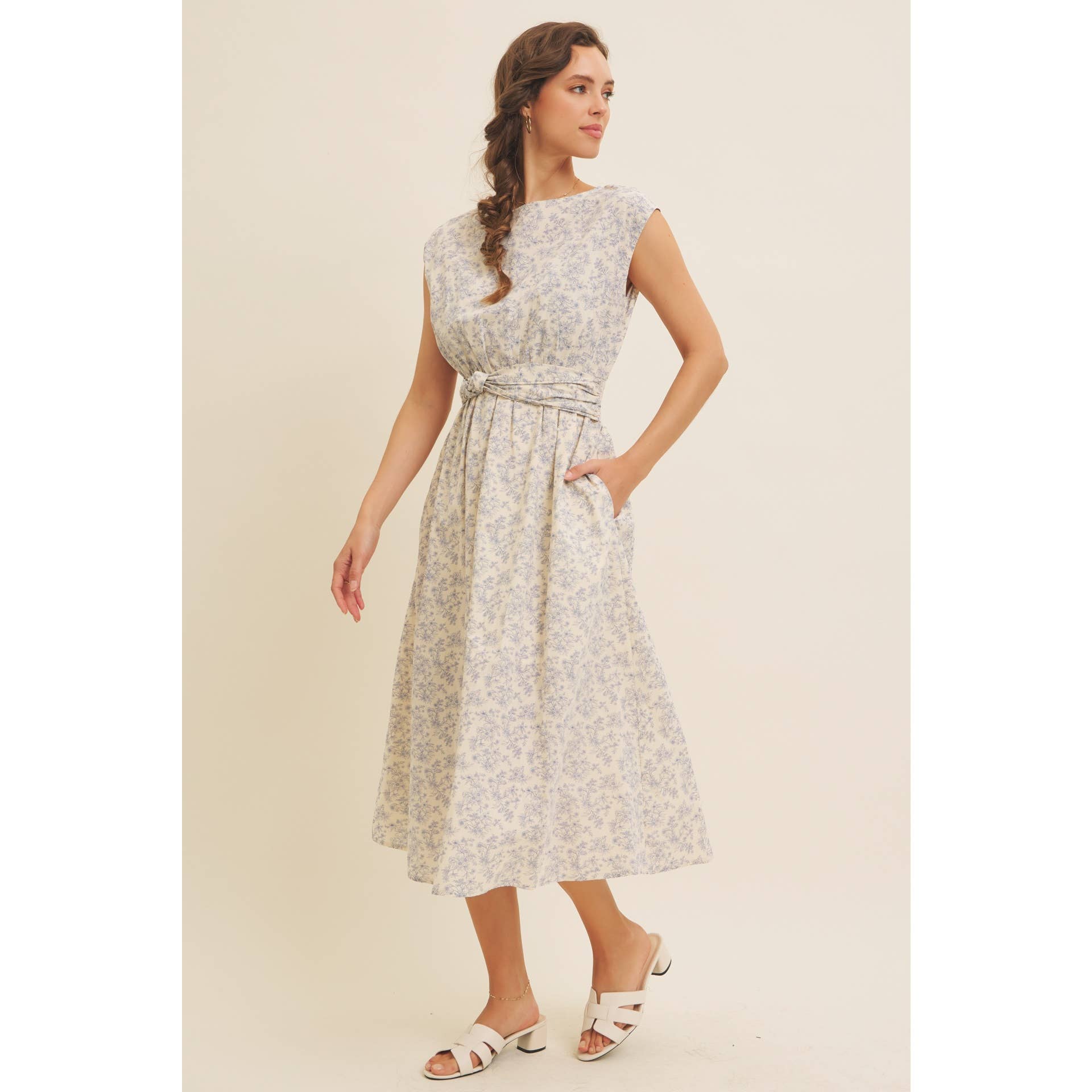 BOAT NECK PLEATED SLEEVELESS FLORAL MIDI DRESS