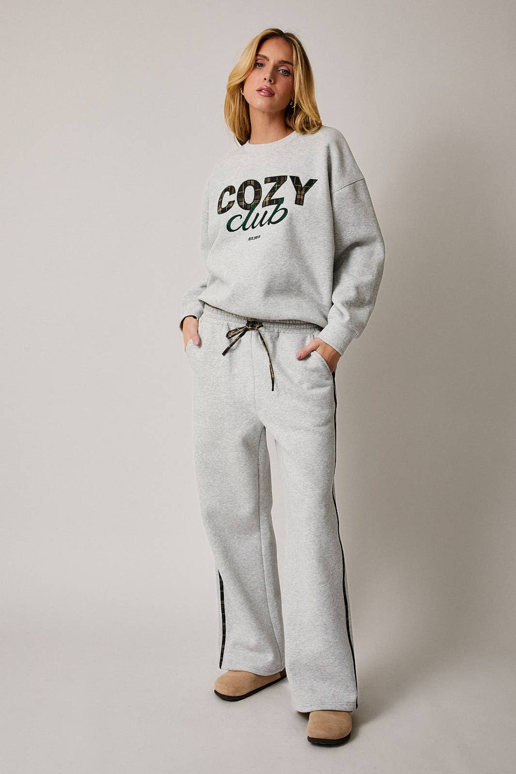 "COZY CLUB" EMBO SWEATSHIRT
