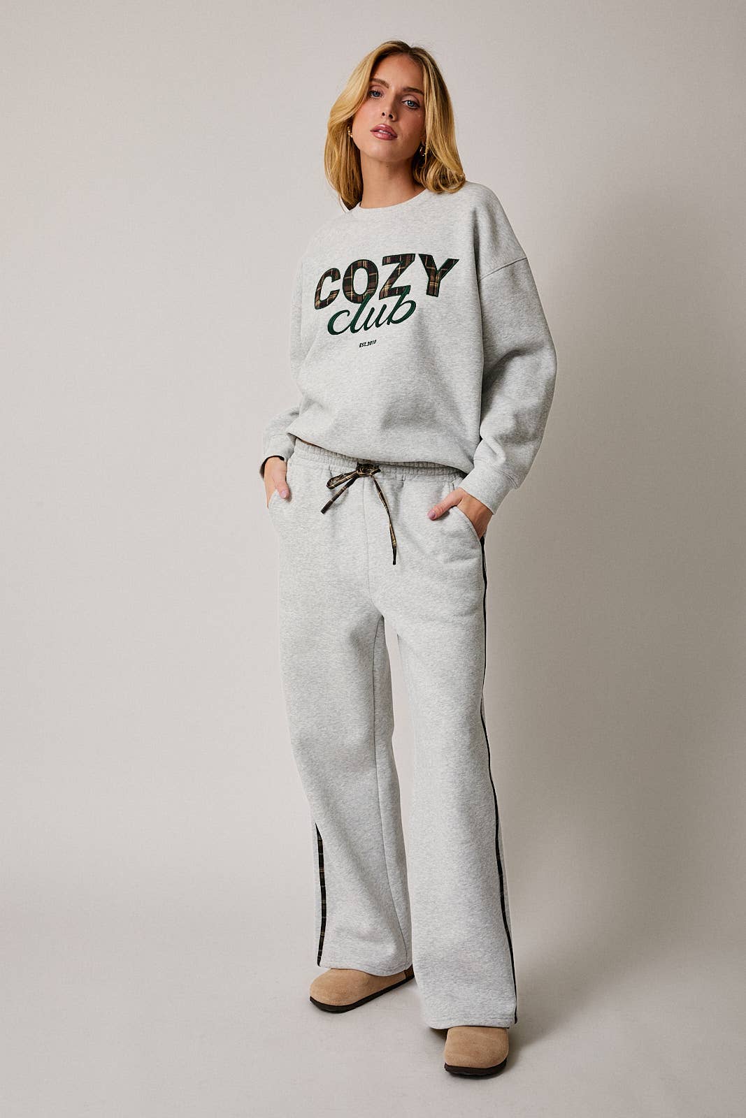 "COZY CLUB" EMBO SWEATPANT