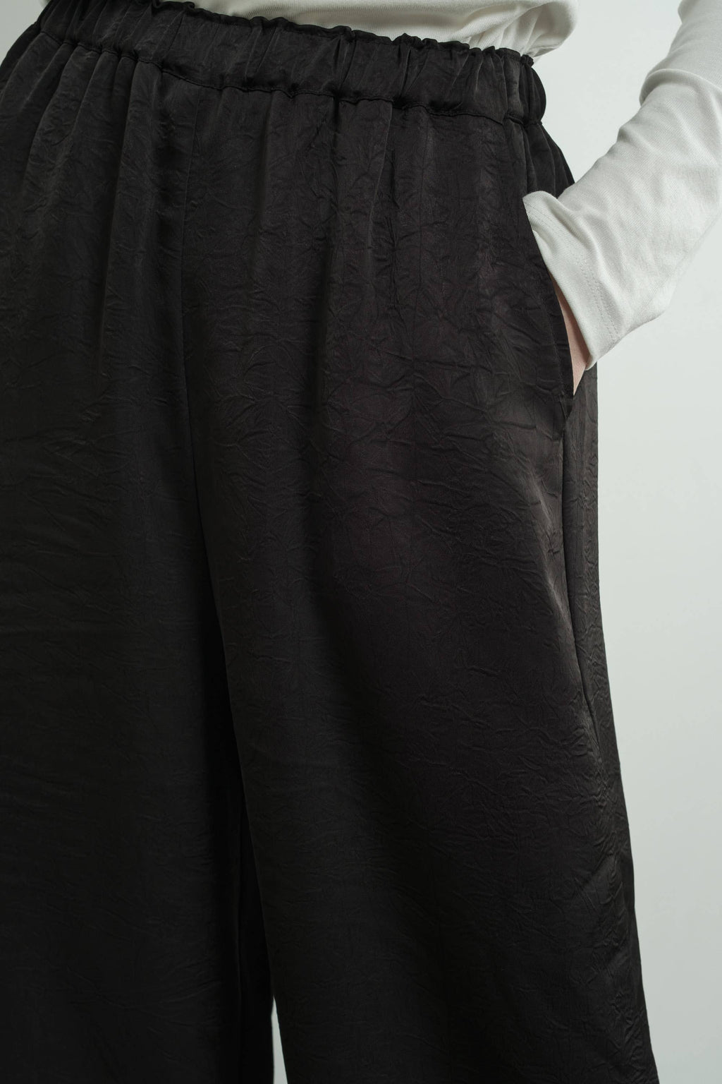 CRINKLE SATIN RELAXED PANTS