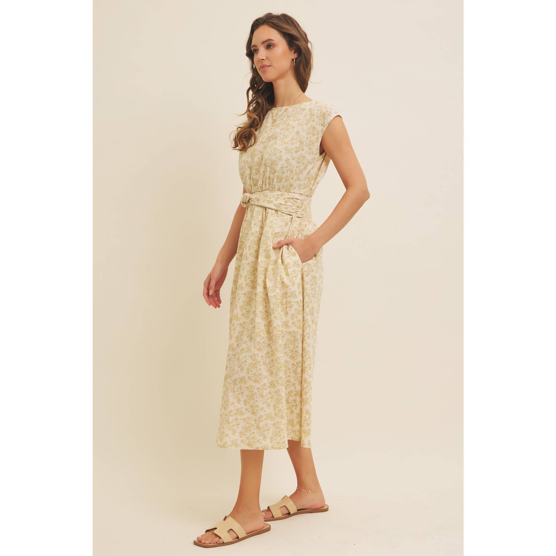 BOAT NECK PLEATED SLEEVELESS FLORAL MIDI DRESS