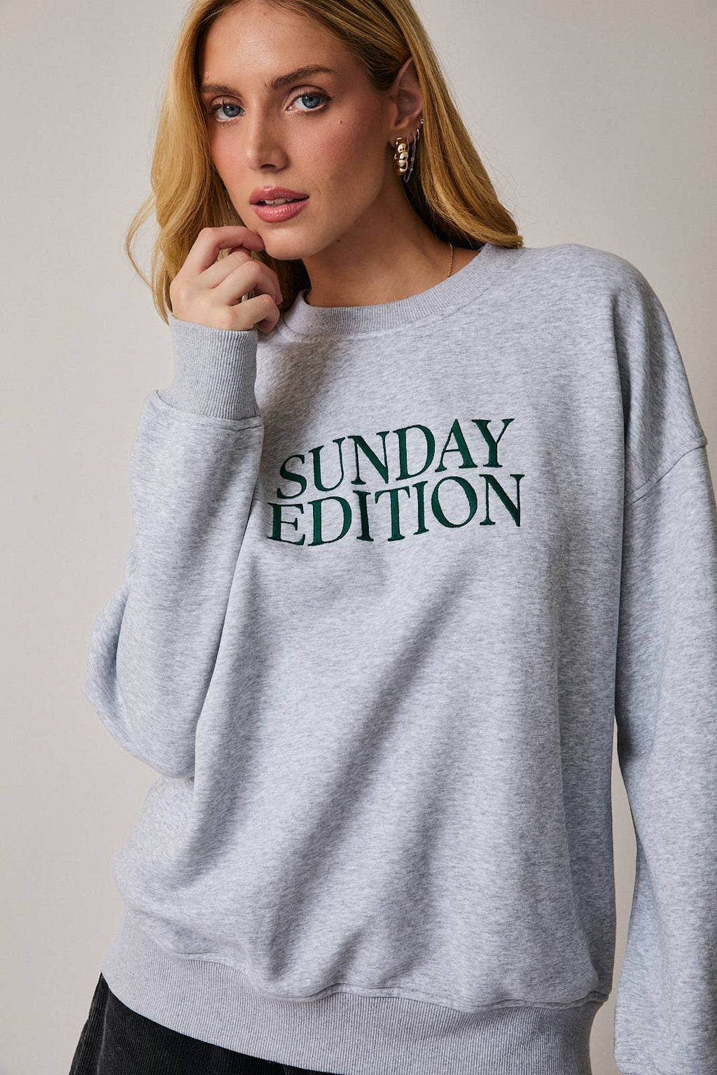 ROUND NECK LONG SLEEVE GRAPHIC FLEECE SWEATSHIRT