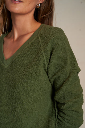 ZURI - reverse fleece v neck raglan sweatshirt- fern green